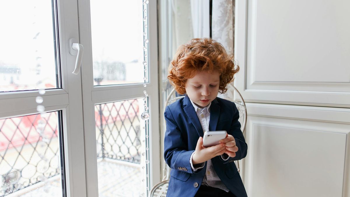 Děti jsou prý otroky mobilů. Co jsou pak důchodci, kteří tráví hodiny před televizí?