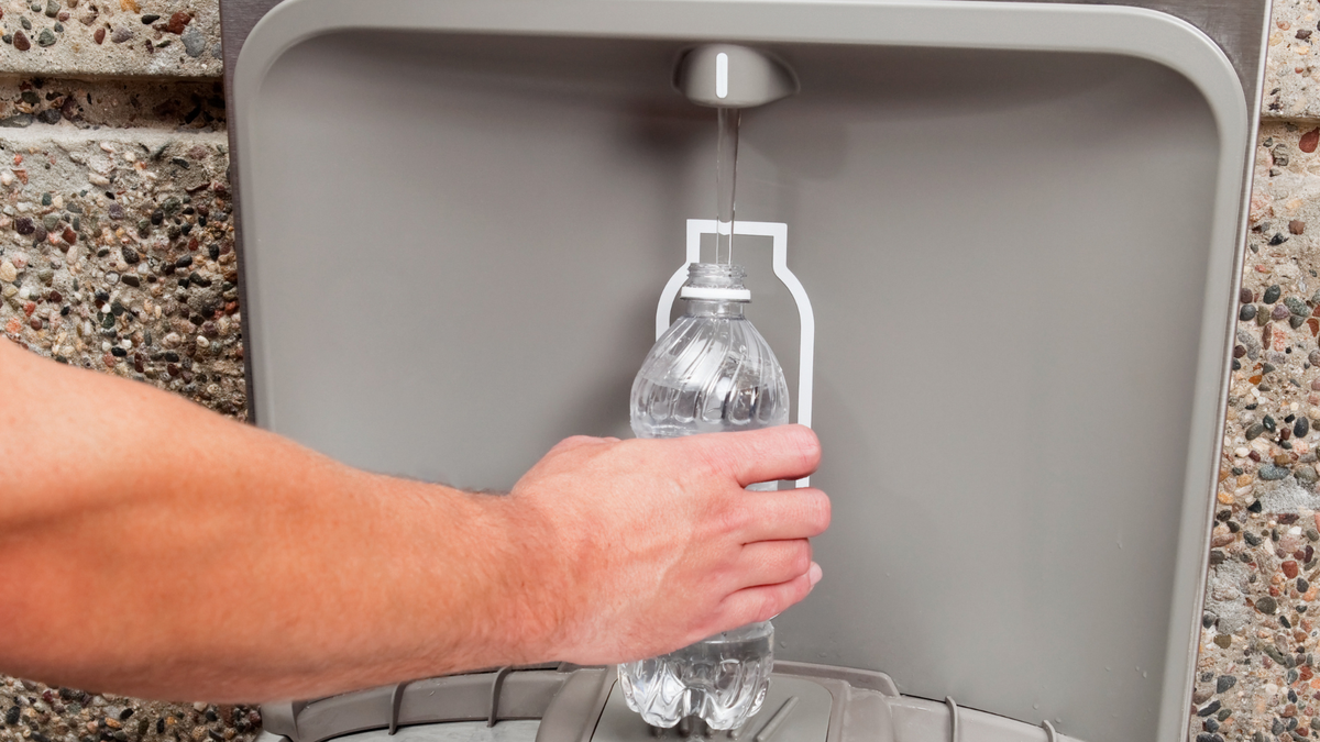 Pitná voda na nádraží? Bez chytrého mobilu na ni zapomeňte