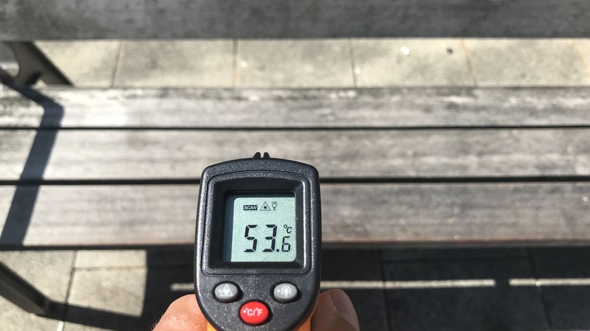 Rozpálená města: více než 50 stupňů mají nejen chodníky a lavičky, ale i trávník