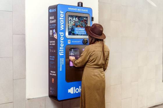 Voda na nádražích jedině přes aplikaci. Když nad lidmi vítězí technologie